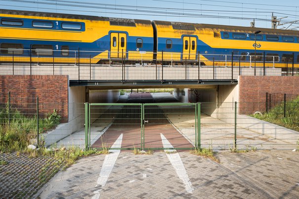 Het afgesloten fietstunneltje waar de trein overheen raast door Sander van Wettum (bron: Gebiedsontwikkeling.nu)