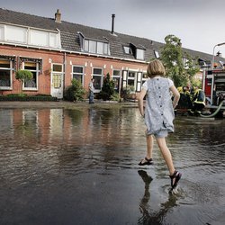 Wateroverlast door Victor van Breukelen (bron: Boek: Weer verandert alles)