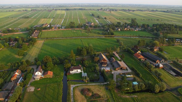 Luchtfoto boerenbedrijf door Eduard Pop (bron: shutterstock.com)