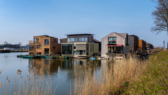 Amsterdam, April 2020. Neighborhood with wooden houses, floating on the water door www.hollandfoto.net (bron: Shutterstock)