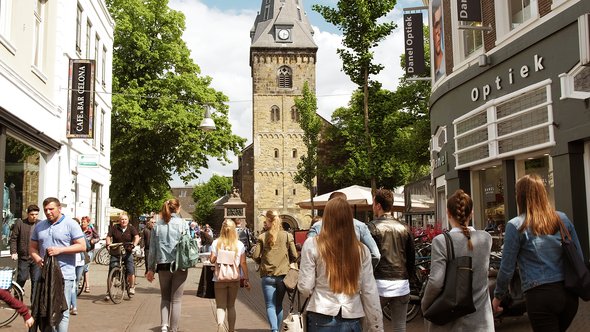 2018 - Winkelen op de Oude Markt door Enschede Promotie (bron: Flickr)