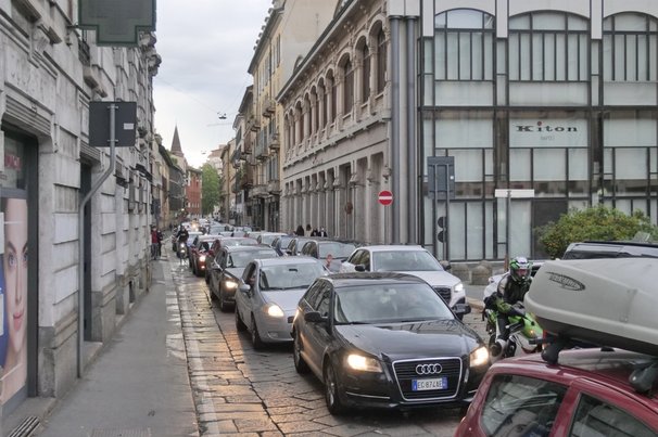 Verkeer in de binnenstad van Milaan door Luca Ponti (bron: Shutterstock)