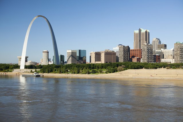 St. Louis, Missouri, skyline langs de rivier de Mississippi door CrackerClips Stock Media (bron: Shutterstock)