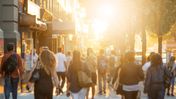 Voetgangers in stad door Ryan DeBerardinis (bron: shutterstock.com)