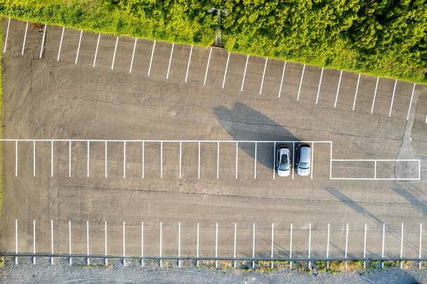 Een bovenaanzicht van een parkeerplaats door Bjorn Beheydt (bron: shutterstock)