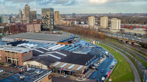Luchtfoto bedrijventerrein nabij Amsterdam Amstel door Dr. Victor Wong (bron: Shutterstock)