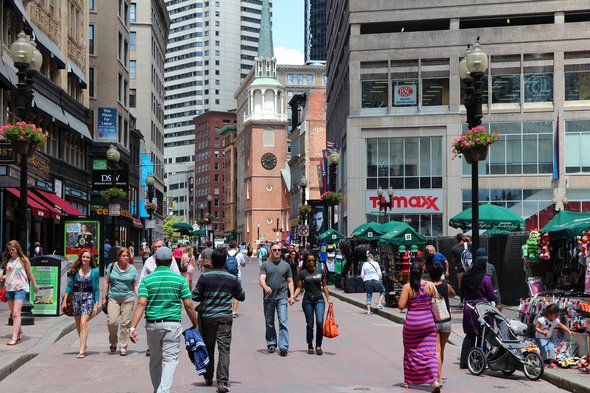 BOSTON - JUNE 9: People walk in pedestrian zone on June 9, 2013 in Boston. Boston is the capital and largest city of the US state of Massachusetts. 4.1 million people live in Boston urban area. door Tupungato (bron: shutterstock)