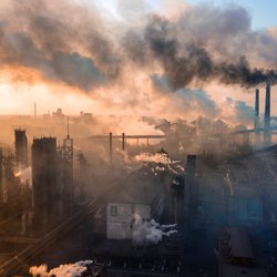 Fabriek in stad door TR STOK (bron: shutterstock.com)