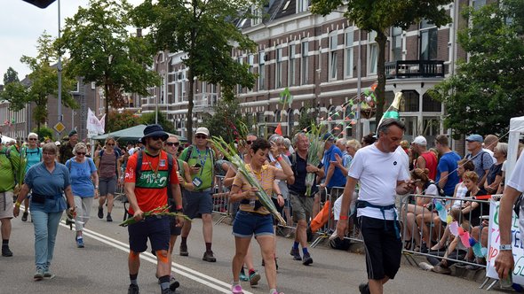 Aankomst deelnemers van de Vierdaagse Nijmegen 2019 door Roger Veringmeier (bron: Wikimedia)