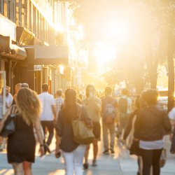 Voetgangers in stad door Ryan DeBerardinis (bron: shutterstock.com)