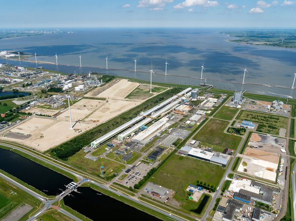 Een fabriek die is gesloten door de hoge energiekosten in Delfzijl door Aerovista Luchtfotografie (bron: Shutterstock)