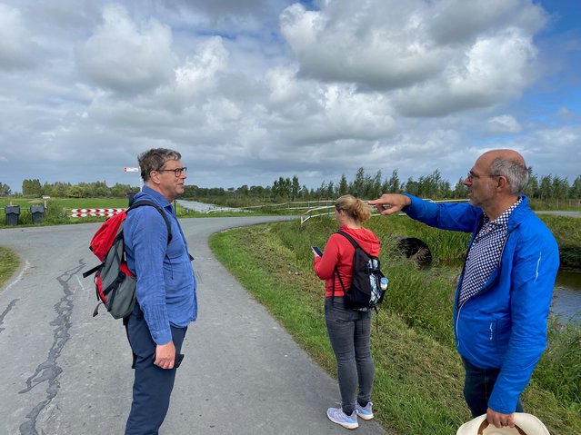 Planoloog Zef Hemel en wethouder Arjen Nolles onthaasten tijdens een voettocht door Het Hogeland. door Agenda Stad (BZK) (bron: Agenda Stad (BZK))