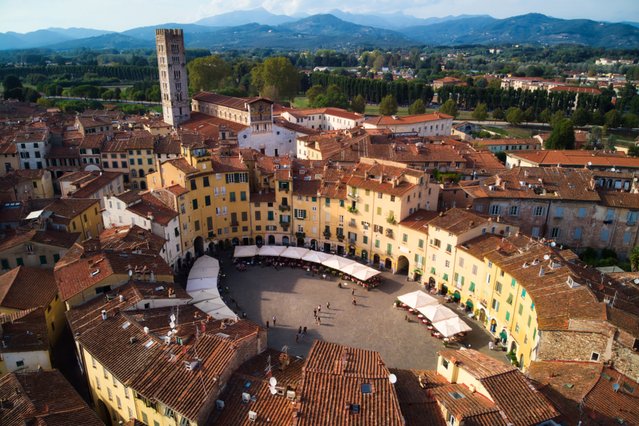 Piazza del Anfiteatro in Lucca door EfrenGlez (bron: LinkedIn)