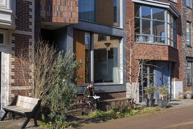 Lezende mevrouw in de Spoorzone, Delft door Nadine van den Berg (bron: Nadine van den Berg)