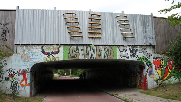 Viaduct kunstwerk van Bob Stolzenbach in Groningen door ZanderZ (bron: Wikimedia Commons)