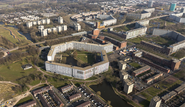 Honingraatflats de Bijlmer - Amsterdam door Aerovista Luchtfotografie (bron: Shutterstock)