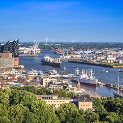 Haven in Hamburg door powell'sPoint (bron: shutterstock.com)