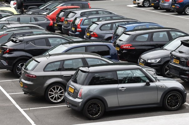 Parkeerplaats in Bussum door Stoqliq (bron: Shutterstock)