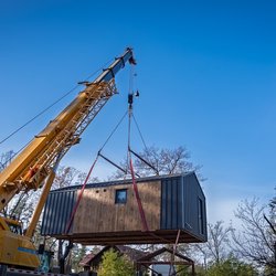 Plaatsing van een modulair huis door Viacheslav Nikolaenko (bron: Shuttterstock)