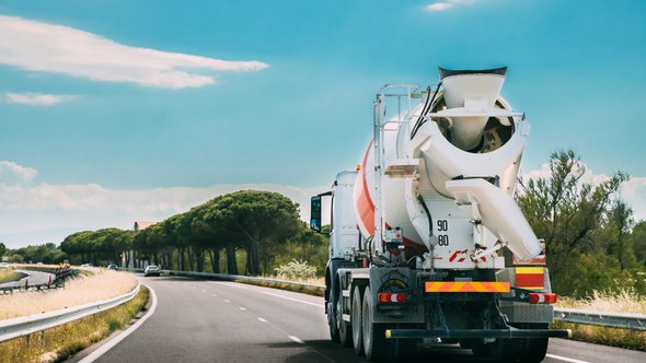 Transport van betonmortel in een cementwagen door Grisha Bruev (bron: Shutterstock)