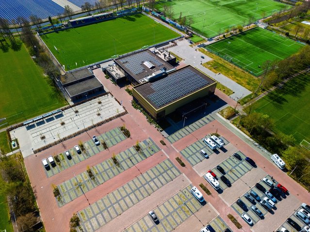 Luchtfoto van een sportcomplex met voetbalvelden door Ivan Vasylyev (bron: shutterstock)