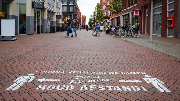Winkelen in Nederlands stadscentrum tijdens virusuitbraak. Waddinxveen, Nederland, door KiwiK (bron: Shutterstock)