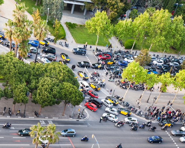 File op de Avinguda Diagonal in Barcelona door Vvoe (bron: Shutterstock)