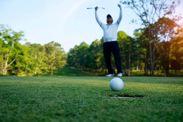 Golfer aan het putten, Recreatie door Mr.Somchai Sukkasem (bron: shutterstock.com)