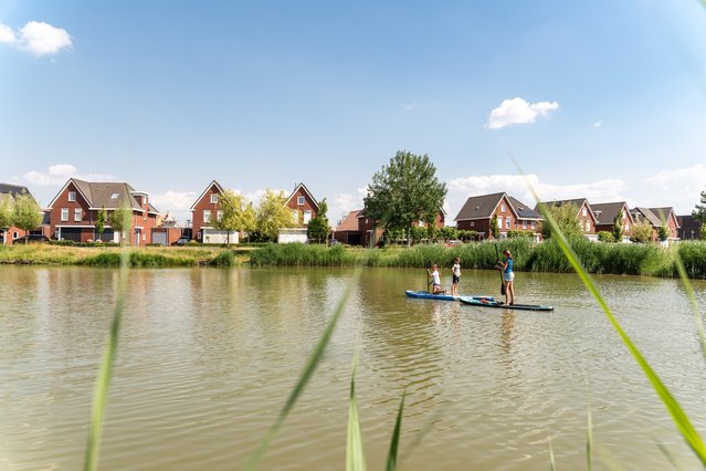 Woningen aan de Kraanvogel, met uitzicht op de Zaamkreek. door Lidwine Guiran (bron: Lidwine Guiran)