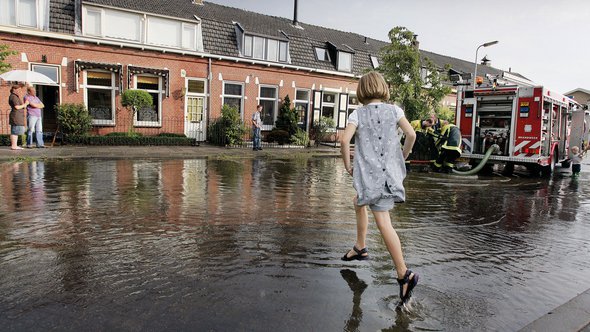 Wateroverlast door Victor van Breukelen (bron: Boek: Weer verandert alles)