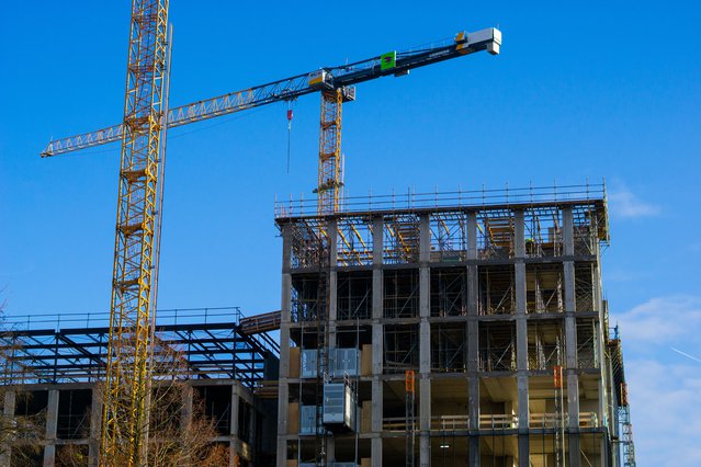 Amsterdam, The Netherlands - December 11, 2021: Construction of new building with crane door irfan_setiawan (bron: Shutterstock)