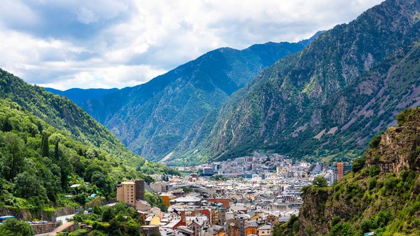 De hoofdstad van Andorra ligt tussen de bergen door Armando Oliveira (bron: Shutterstock)