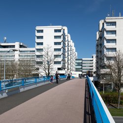 Voetgangersbrug met voetgangers naar groot wit kantoorgebouw (Smedinghuis) van Rijkswaterstaat in Lelystad door T.W. van Urk (bron: Shutterstock)