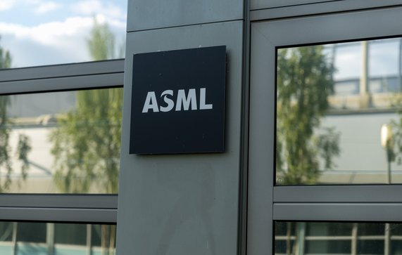 ASML teken op kantoorgebouw door qizai00 (bron: Shutterstock)