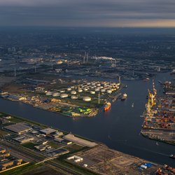 Luchtfoto van de haven van Amsterdam door Thomas Roell (bron: shutterstock)