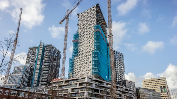 Hijskranen bij nieuwe gebouwen, Utrecht door Maarten Zeehandelaar (bron: Shutterstock.com)