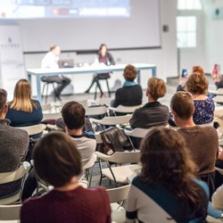 Discussiepanel bij een conferentie door Matej Kastelic (bron: Shutterstock)