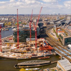 Bouw in Amsterdam, het Oosterdokseiland met zicht op Amsterdam CS door Ingus Kruklitis (bron: shutterstock.com)