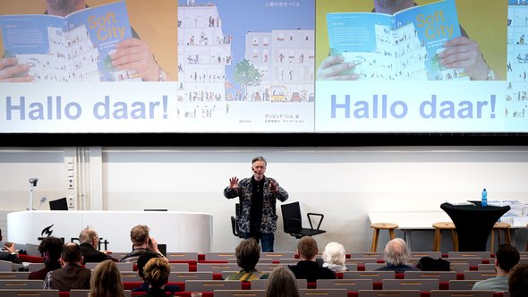 David Sim tijdens zijn presentatie over de zachte stad tijdens het sLIM symposium door Ineke Lammers (bron: Gebiedsontwikkeling.nu)