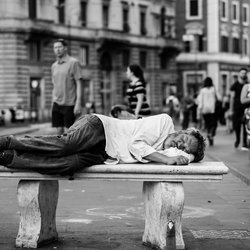 Homeless man, dakloos -> Photo by John Moeses Bauan on Unsplash door John Moeses Bauan (bron: Unsplash)