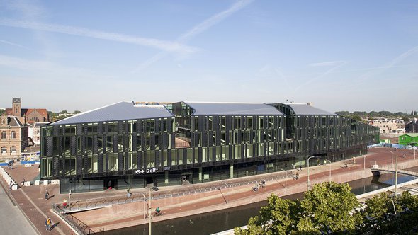 “Municipal Offices and Train Station, Delft”(CC BY-4.0) by M8scho door M8scho (bron: Wikimedia commons)