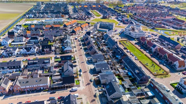 Luchtfoto van een nieuwbouwwijk door fokke baarssen (bron: Shutterstock)