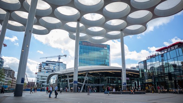 Utrecht, Netherlands, July 1st, 2019. Utrecht Centraal, Central station building facade door rawf8 (bron: Shutterstock)