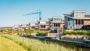 Suburbane nieuwbouwwijk in Nederland door Fokke baarsseB (bron: Shutterstock)