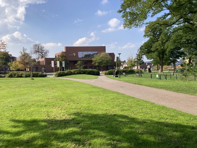 Park in Velve-Lindenhof met buurthuis Lumen op afstand zichtbaar door Teun van den Ende (bron: Teun van den Ende)