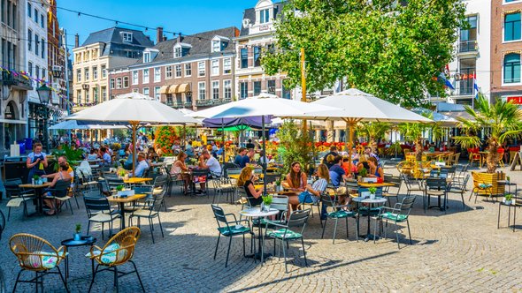 Mensen op het terras in Den Haag door trabantos (bron: Shutterstock)