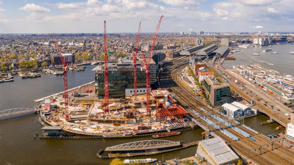 Bouw in Amsterdam, het Oosterdokseiland met zicht op Amsterdam CS door Ingus Kruklitis (bron: shutterstock.com)