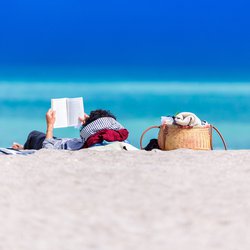 Boekje lezen op strand -> Photo by Dan Dumitriu on Unsplash door Dan Dumitriu (bron: Unsplash)