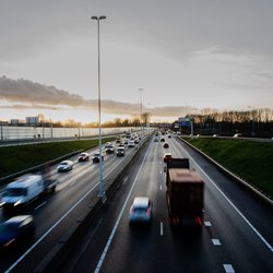 Spitsuur snelweg, Rotterdam door Daan van de Ven (bron: shutterstock.com)