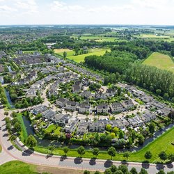 Luchtfoto van een moderne woonwijk in Zwolle door Hans Engbers (bron: Shutterstock)